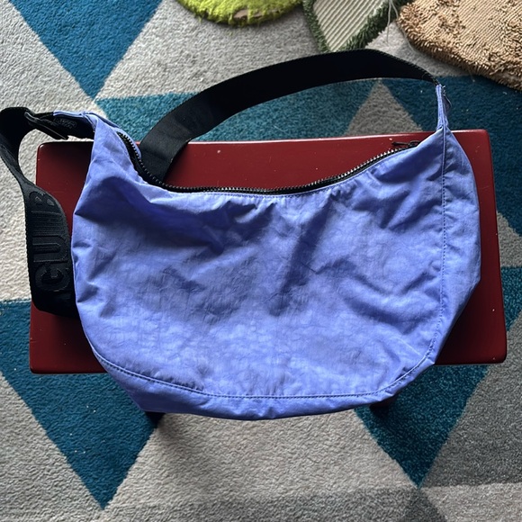 Periwinkle lavender blue medium crescent Baggu crossbody bag - Picture 1 of 4